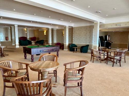 Ruang duduk di Sandringham Hotel - Seafront, Sandown, Isle of Wight - FREE Return Car Ferry for 3 nights or more