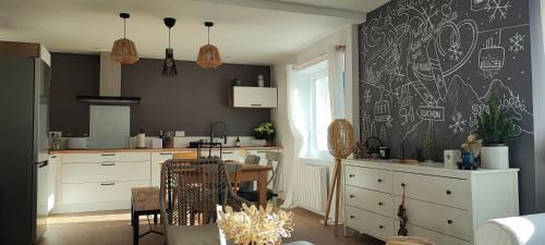 kuchnia ze stołem i tablicową ścianą w obiekcie Lodge Loupau Maga w mieście Luchon