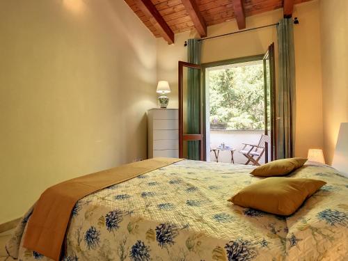 - une chambre avec un lit et une fenêtre dans l'établissement Grazioso attico vicino alla spiaggia e al centro, à Castelsardo