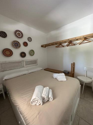 Un dormitorio con una cama con toallas. en Trulli Conca d oro La lamia, en Martina Franca