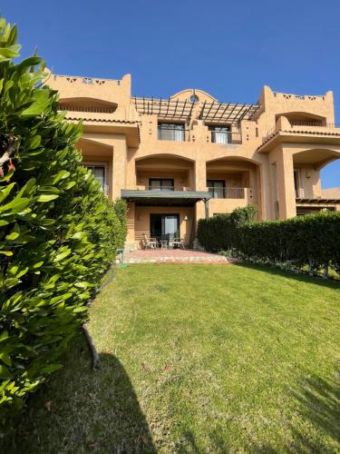 un gran edificio con un patio delante en la hacienda studio, en Ras Sedr
