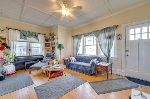 ein Wohnzimmer mit einem Sofa und einem Tisch in der Unterkunft Marshalltown Vacation Rental with Private Yard! in Marshalltown