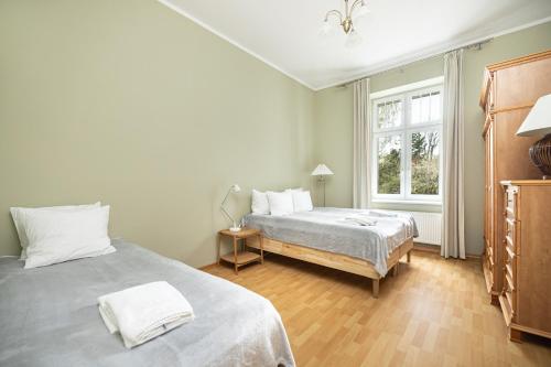 1 dormitorio con 2 camas y ventana en Apartamenty Vincent Sopot, en Sopot