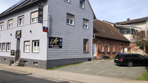 Un coche negro aparcado delante de un edificio en Alex -Lounge -Sportsbar -Smokerlounge, en Otterbach