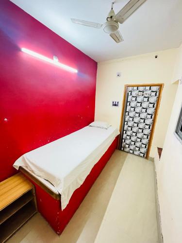 Ένα ή περισσότερα κρεβάτια σε δωμάτιο στο Sun India Guest House