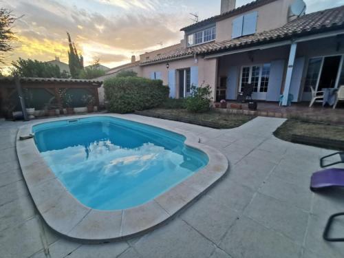 a swimming pool in the backyard of a house at Jolie Maison Piscine 8 mn à Pied du centre et Plage in Canet-en-Roussillon