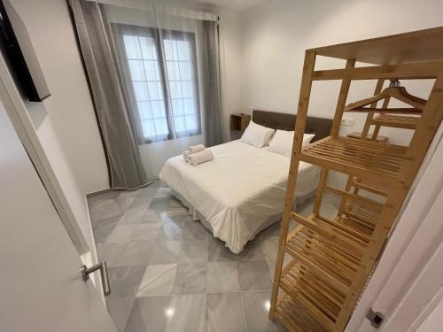 um quarto com um beliche e uma escada em MonKeys Apartments Santa Clara Deluxe em Sevilha