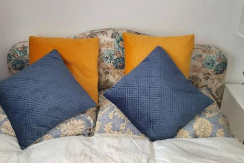 - un canapé avec 2 oreillers dans l'établissement Studio cosy à Nice, à Nice