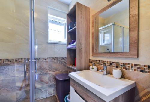 W łazience znajduje się umywalka i prysznic. w obiekcie Apartment South w mieście Zadar