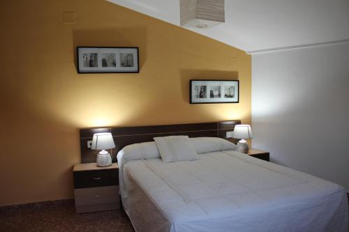 1 dormitorio con 1 cama con 2 lámparas en Balcondel Turia, en Villastar