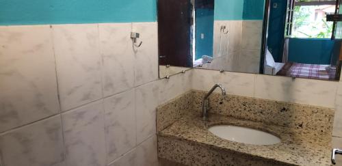 帕拉蒂的住宿－Chalés internacional l，一间带水槽和镜子的浴室