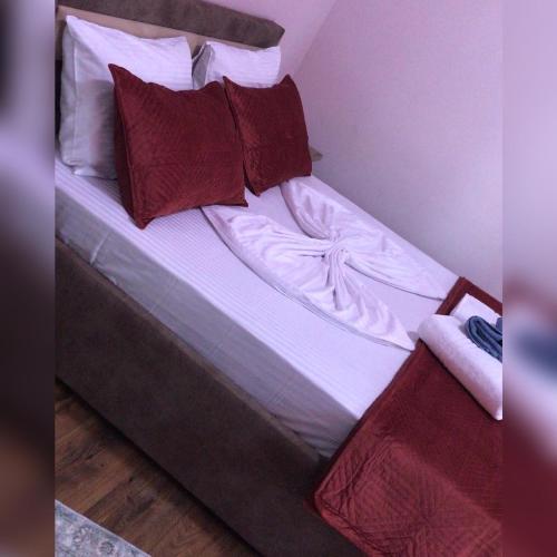 Postel nebo postele na pokoji v ubytování Razem Lendina e Qete