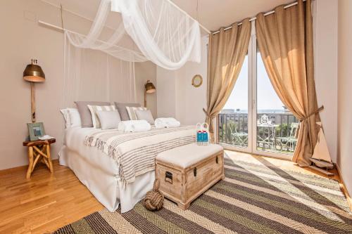 1 dormitorio con cama grande y ventana grande en Sweet Inn - Villa Olimpica Mediterranean, en Barcelona