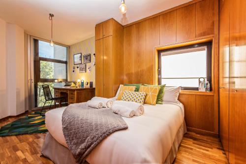 ein Schlafzimmer mit einem großen Bett mit Kissen darauf in der Unterkunft Sweet Inn - Bogatell Beach in Barcelona