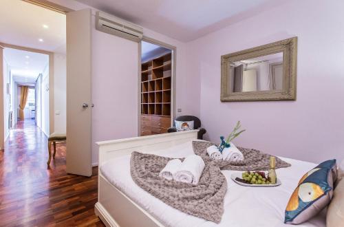バルセロナにあるSweet Inn - Dali Apartment Graciaのベッドルーム1室(ベッド1台、食器一皿付)