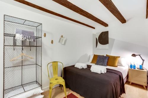 バルセロナにあるSweet Inn - Miro Parkのベッドルーム1室(ベッド1台、黄色い椅子付)