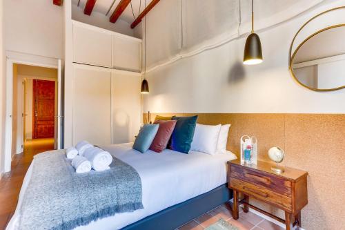 バルセロナにあるSweet Inn - Ausias Marcのベッドルーム1室(ベッド2台、木製テーブル付)