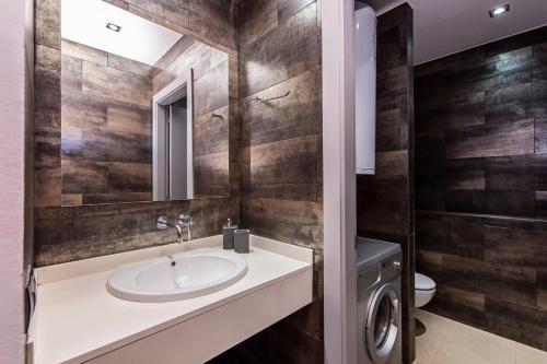 a bathroom with a sink and a mirror at Sweet Inn - Urqui City Center in Barcelona