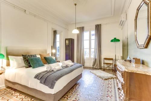 1 dormitorio con 1 cama grande y espejo en Sweet Inn - Aragon, en Barcelona