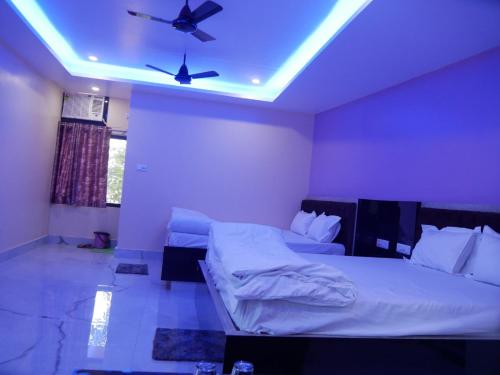 Vaidehi Inn-A Unit of vaidehi guest houseにあるベッド