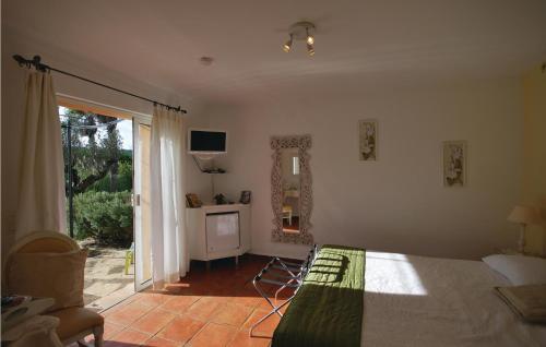 une chambre avec un lit et un miroir au mur dans l'établissement Amazing Home In Ramatuelle, à Ramatuelle