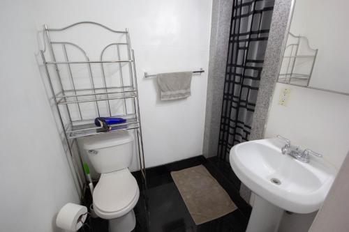 een badkamer met een wit toilet en een wastafel bij STUDIO PLUS, Next to the Korea-Town in New York