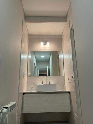ルハン・デ・クージョにあるLa Victoriaのバスルーム(洗面台、鏡付)