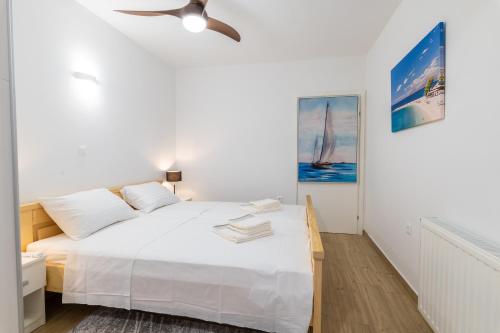 Un pat sau paturi într-o cameră la Apartments Bonis III