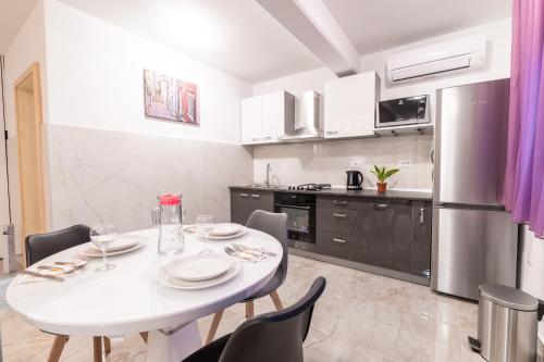 Kuchyňa alebo kuchynka v ubytovaní Apartments Bonis III