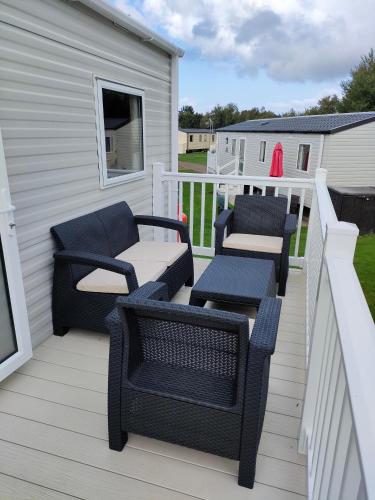 Μπαλκόνι ή βεράντα στο 3 Bedroom Stylish Caravan - Vans With Business Sign Not Allowed