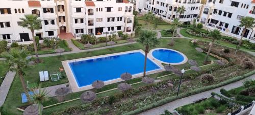 Bazén v ubytování Lilacs Garden Cabo Negro Piscines WiFi -only family nebo v jeho okolí