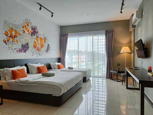 um quarto de hotel com duas camas e uma televisão em Owl Nest Suite' at aeropod sovo em Kota Kinabalu