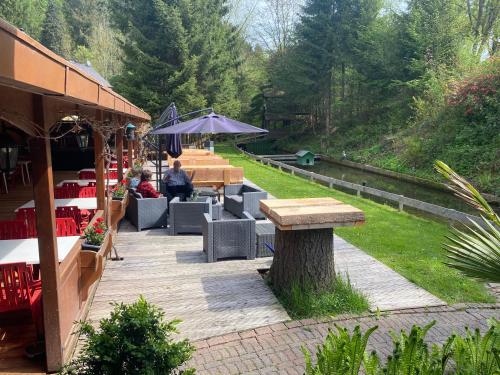 Κήπος έξω από το Hotel-Restaurant Theis-Muehle