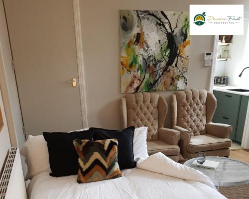 uma sala de estar com um sofá e uma cadeira em 2 Bedroom House In Leeds With Free Wi-Fi and Parking 24 WAL em Beeston Hill