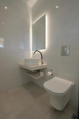 Ένα μπάνιο στο Feeloxenia Corfu Apartments