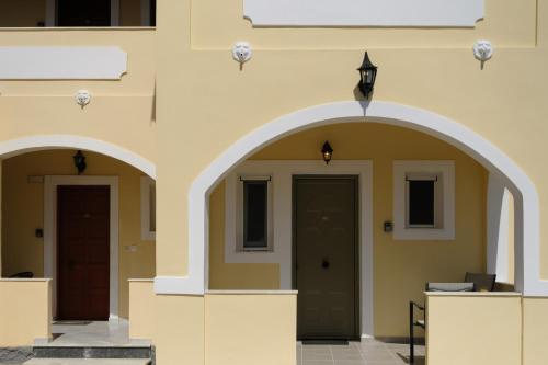 Η πρόσοψη ή η είσοδος του Feeloxenia Corfu Apartments