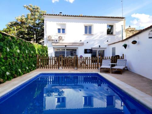 a swimming pool in front of a house at Burbujas Manchegas in El Toboso