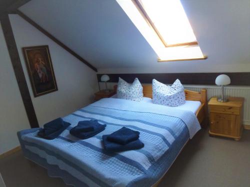 a bedroom with a blue bed with towels on it at Atlanta Pur in Pellworm