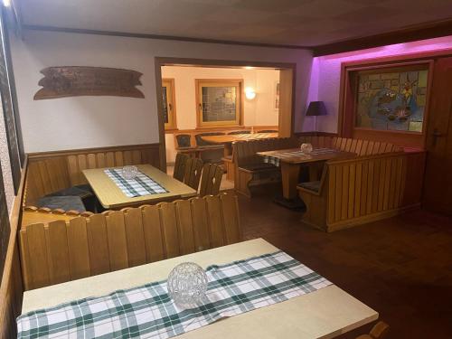 um restaurante com mesas e cadeiras e iluminação roxa em Hotel-Restaurant Theis-Muehle em Biersdorf