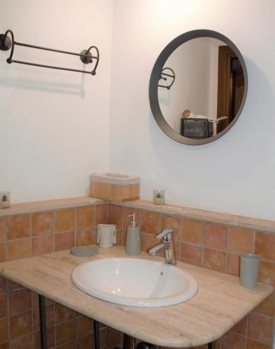 a bathroom with a sink and a mirror at A VIUZZA SIRACUSA in Syracuse