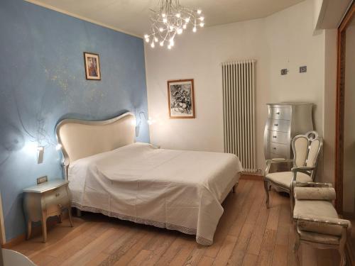 - une chambre avec un lit blanc et un mur bleu dans l'établissement CASA VACANZE RELAX, à Riva di Solto
