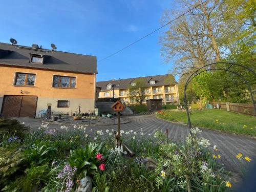 ein Haus mit Garten davor in der Unterkunft Pension Evi in Chemnitz