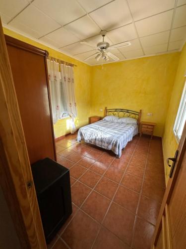 SalinasにあるAgradable Casa de campoのベッドルーム(ベッド1台、薄型テレビ付)