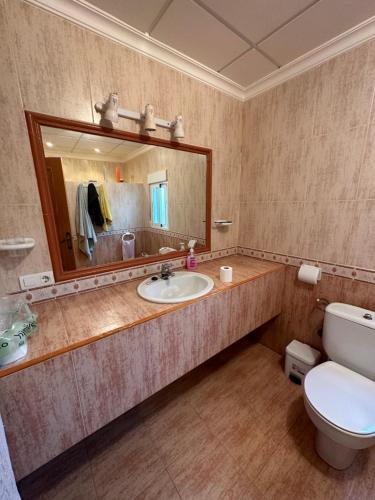SalinasにあるAgradable Casa de campoのバスルーム(洗面台、トイレ、鏡付)