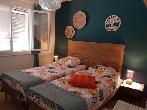 a bedroom with two beds with pillows on them at Maison 4/6 pers avec piscine proche des plages in Sausset-les-Pins