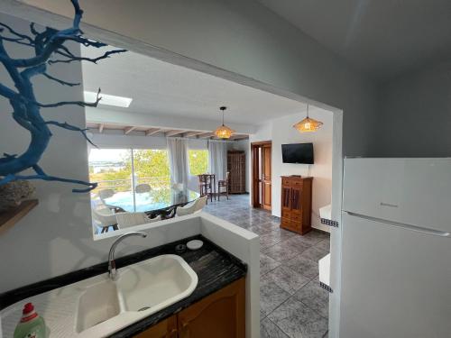 A kitchen or kitchenette at Apartamentos Vista Vedrá