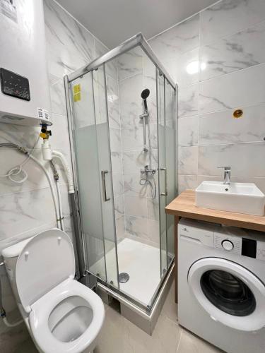 y baño con ducha, aseo y lavamanos. en Gagny Charmant studio 16m2, en Gagny