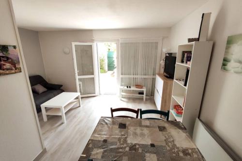 Μια τηλεόραση ή/και κέντρο ψυχαγωγίας στο Maison dans résidence calme avec piscine chauffée