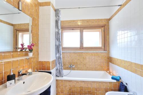 Et badeværelse på Isola Blu, Jacuzzi & Pool by DomusAway