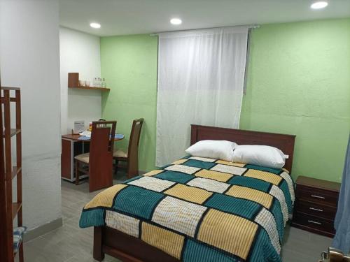 Krevet ili kreveti u jedinici u objektu Mini departamento en Quito 1